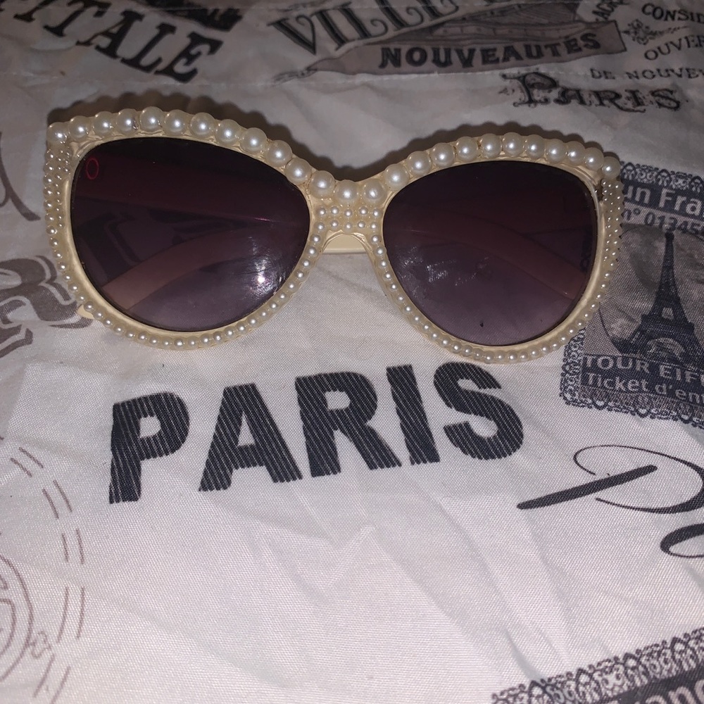 WHITE PEARL CUTE SUNGLASSES